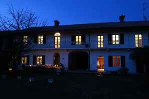 Fachada de la propiedad por la tarde o noche
