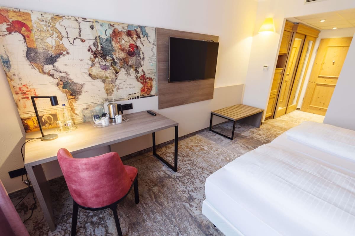 Daunenbettdecken, Minibar, Zimmersafe, Schreibtisch