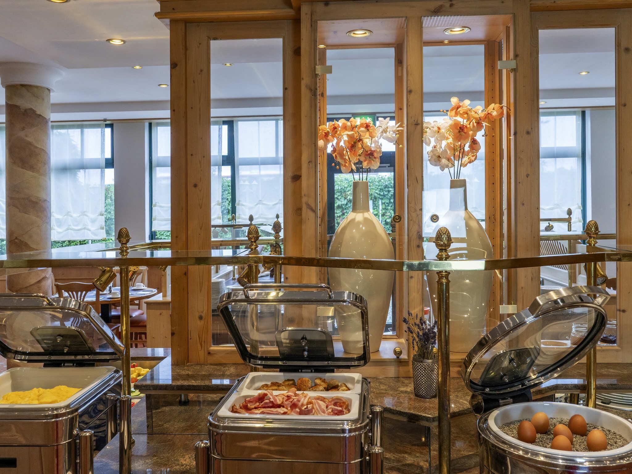 Colazione a buffet a pagamento, servita tutte le mattine 