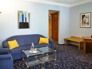 Executive Suite, 1 King Bed with Sofa bed | Down comforters, minibar, in-room safe, individually decorated - Atomis Hotel Munich Airport by Mercure (Oberding)