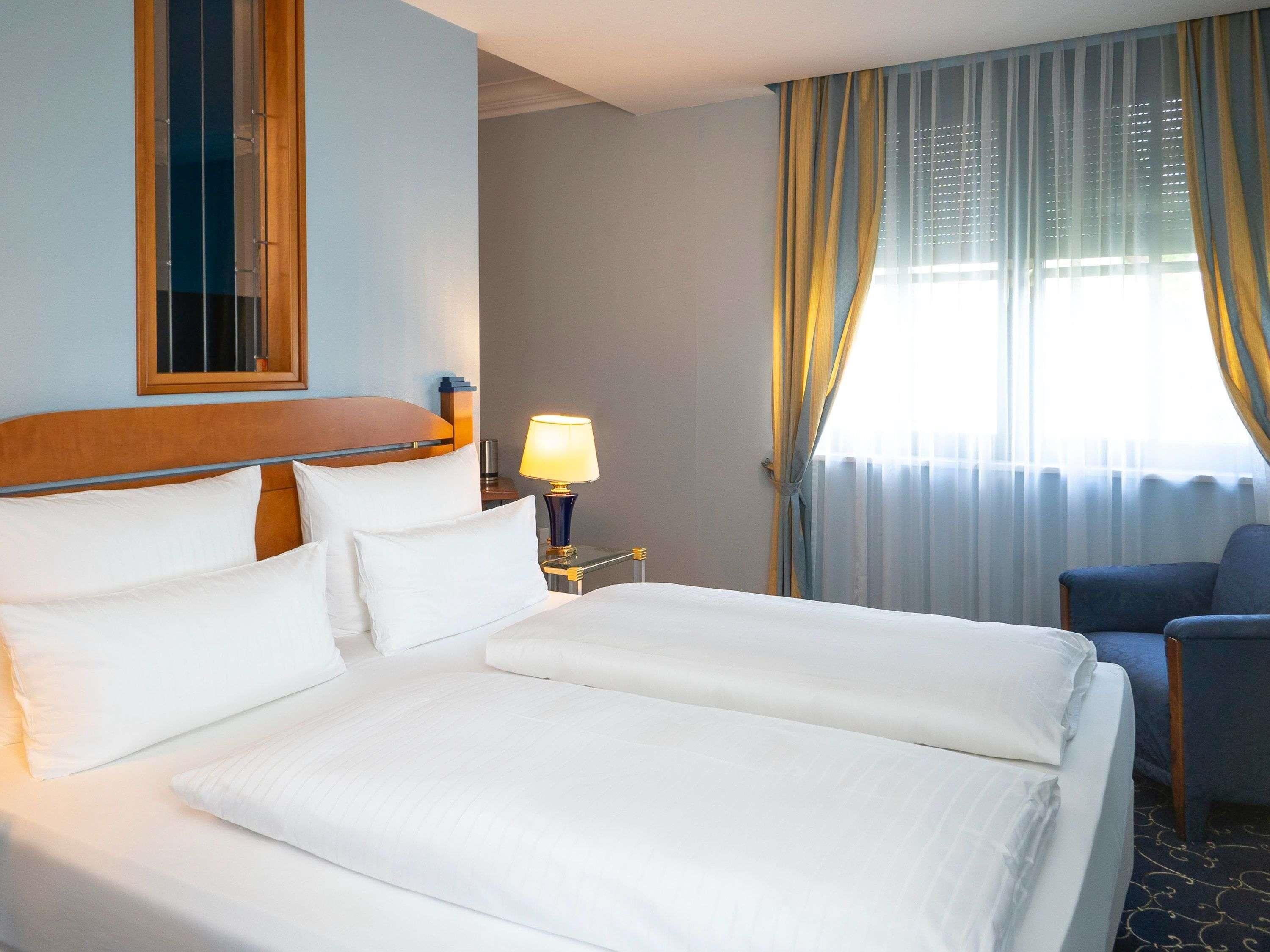 Suite ejecutiva, 1 cama de matrimonio grande con sofá cama | Edredones de plumas, minibar, caja fuerte y decoración individual