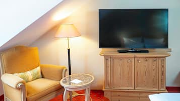 Habitación superior, 2 camas individuales | Edredón, minibar y caja de seguridad en la habitación