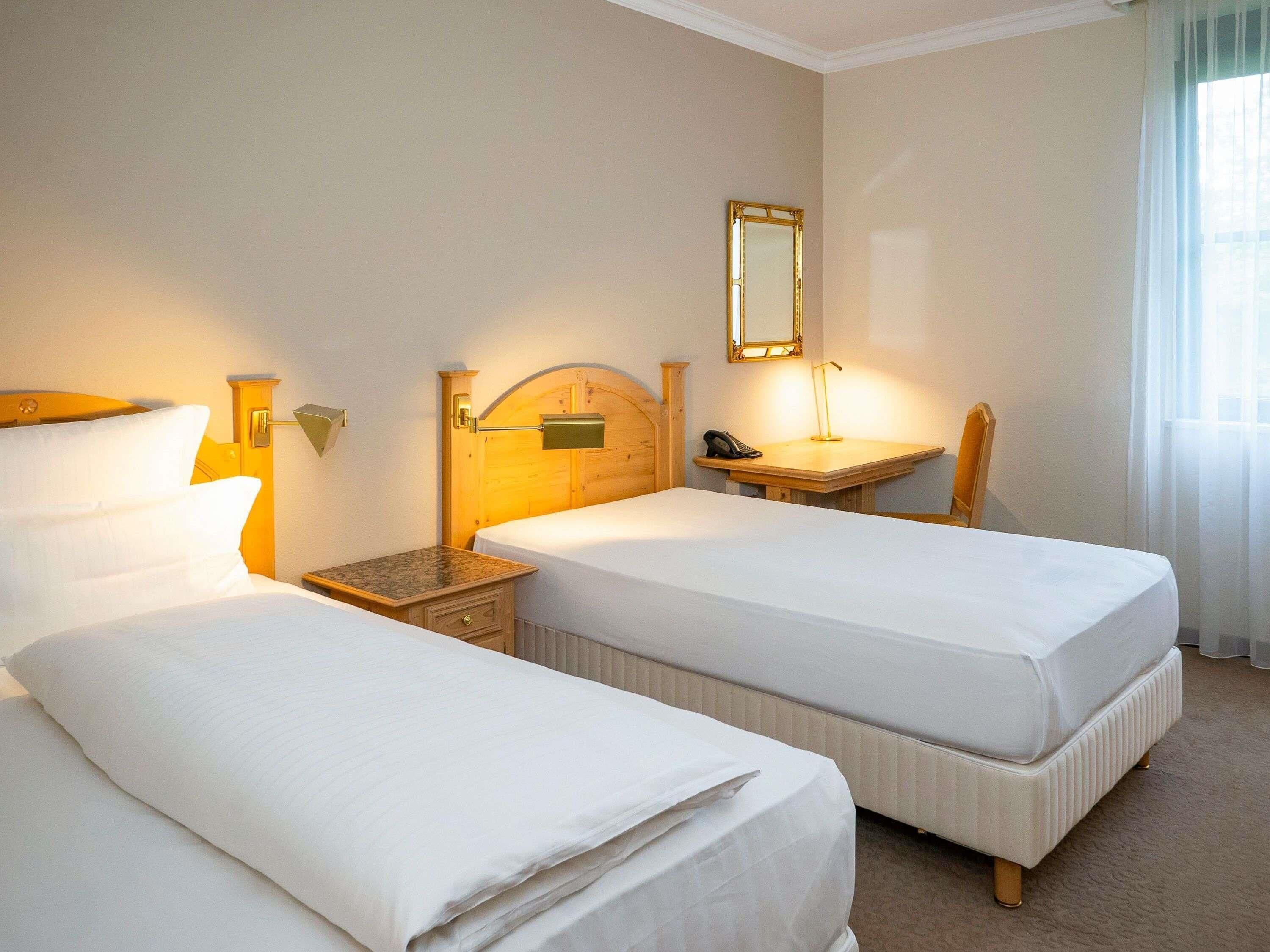 Classic-huone, 2 yhden hengen sänkyä | Untuvapeitot, minibaari, tallelokero huoneessa