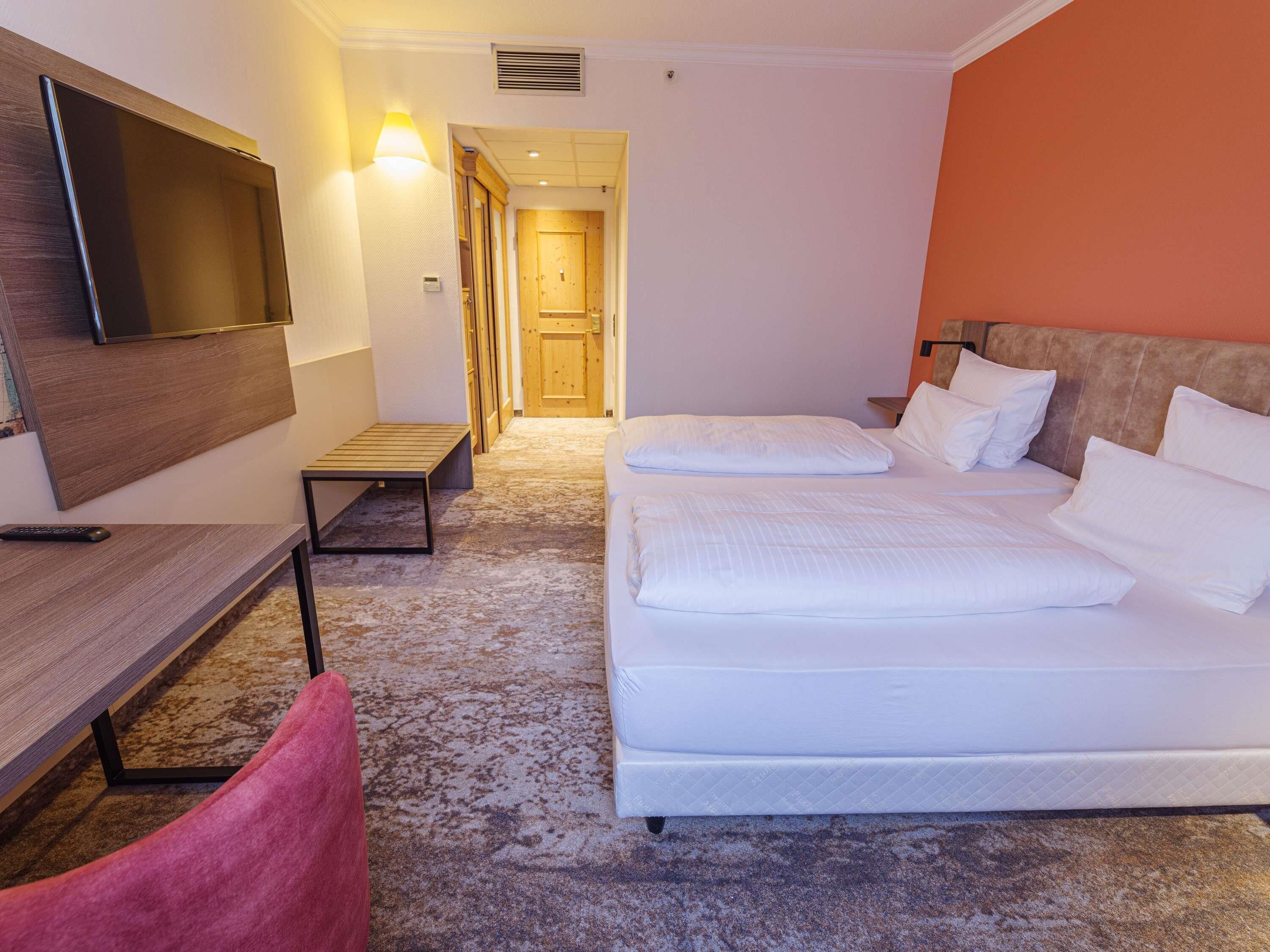 Habitación clásica, 2 camas individuales | Edredón, minibar y caja de seguridad en la habitación 