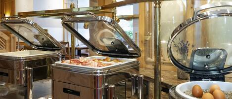 Un buffet proposant divers plats et un saladier rempli d’œufs.