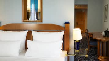 Una habitación de hotel con una cama, un escritorio y una silla.