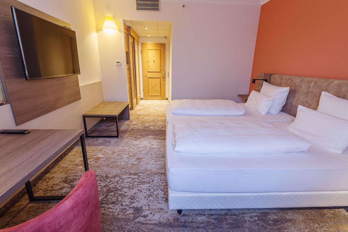 Classic-rum - 2 enkelsängar | Duntäcken, minibar och värdeförvaringsskåp på rummet