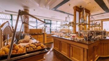 Desayuno buffet todos los días (EUR 18 por persona)