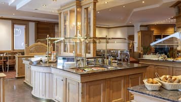 TĂ€gliches FrĂŒhstĂŒcksbuffet (18 EUR pro Person)