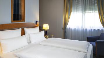 Suite Eksekutif, 1 Tempat Tidur King dengan tempat tidur Sofa | Selimut bulu angsa, minibar, brankas, dan didekorasi berbeda-beda