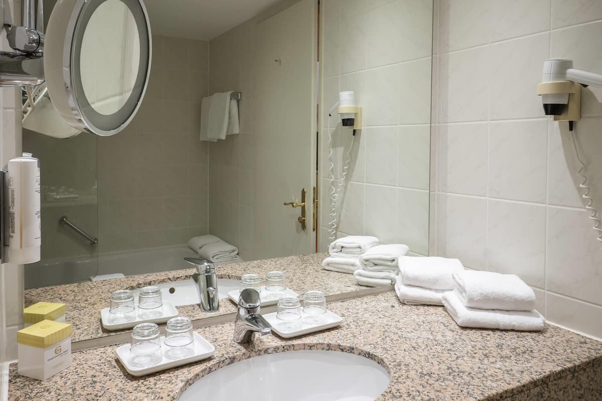 Edredón, minibar y caja de seguridad en la habitación