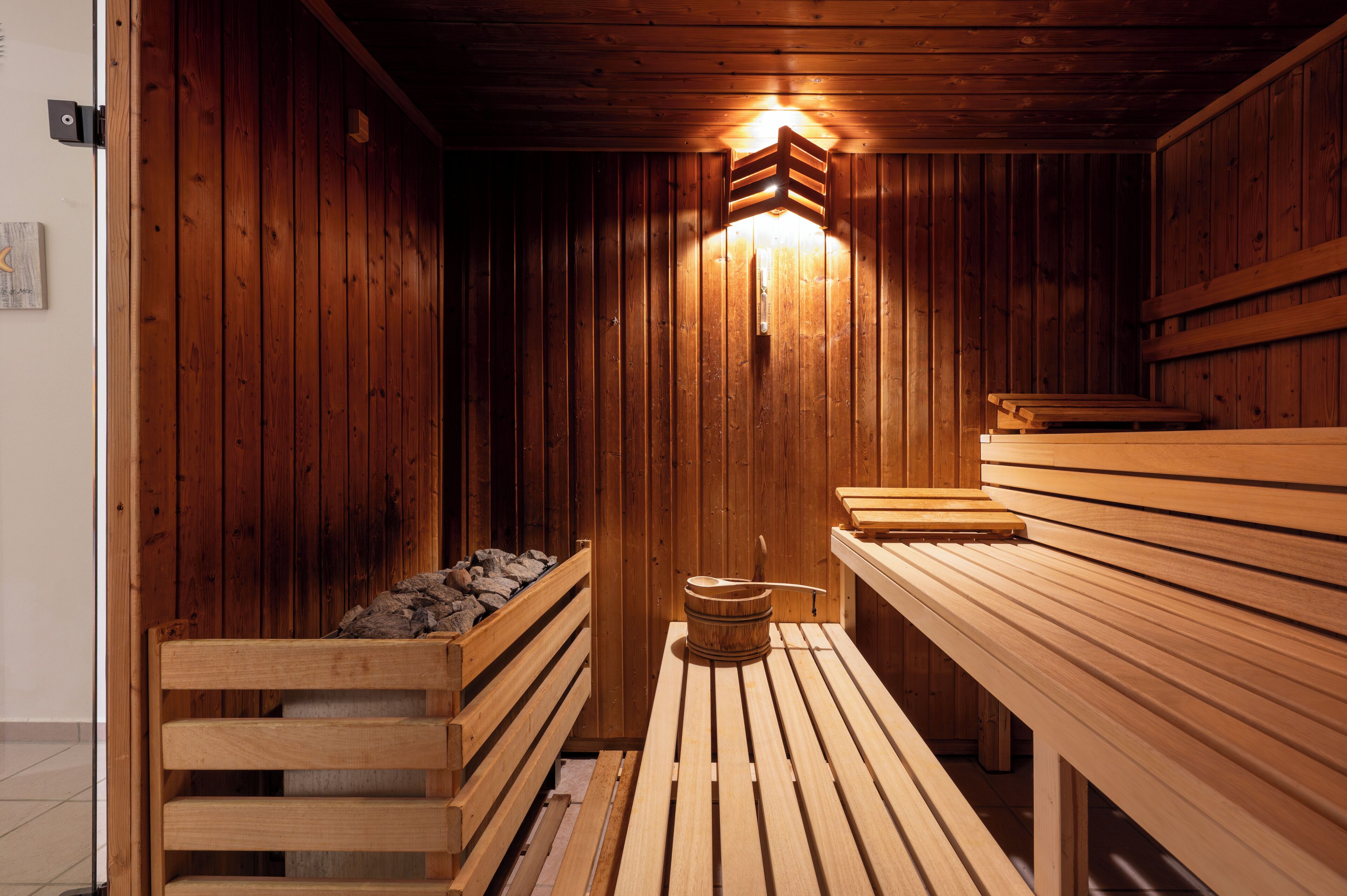 Sauna, bain à remous, hammam, massages aux pierres chaudes