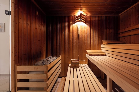 Un sauna, una bañera de hidromasaje, baño turco. Familotel Familienklub Krug