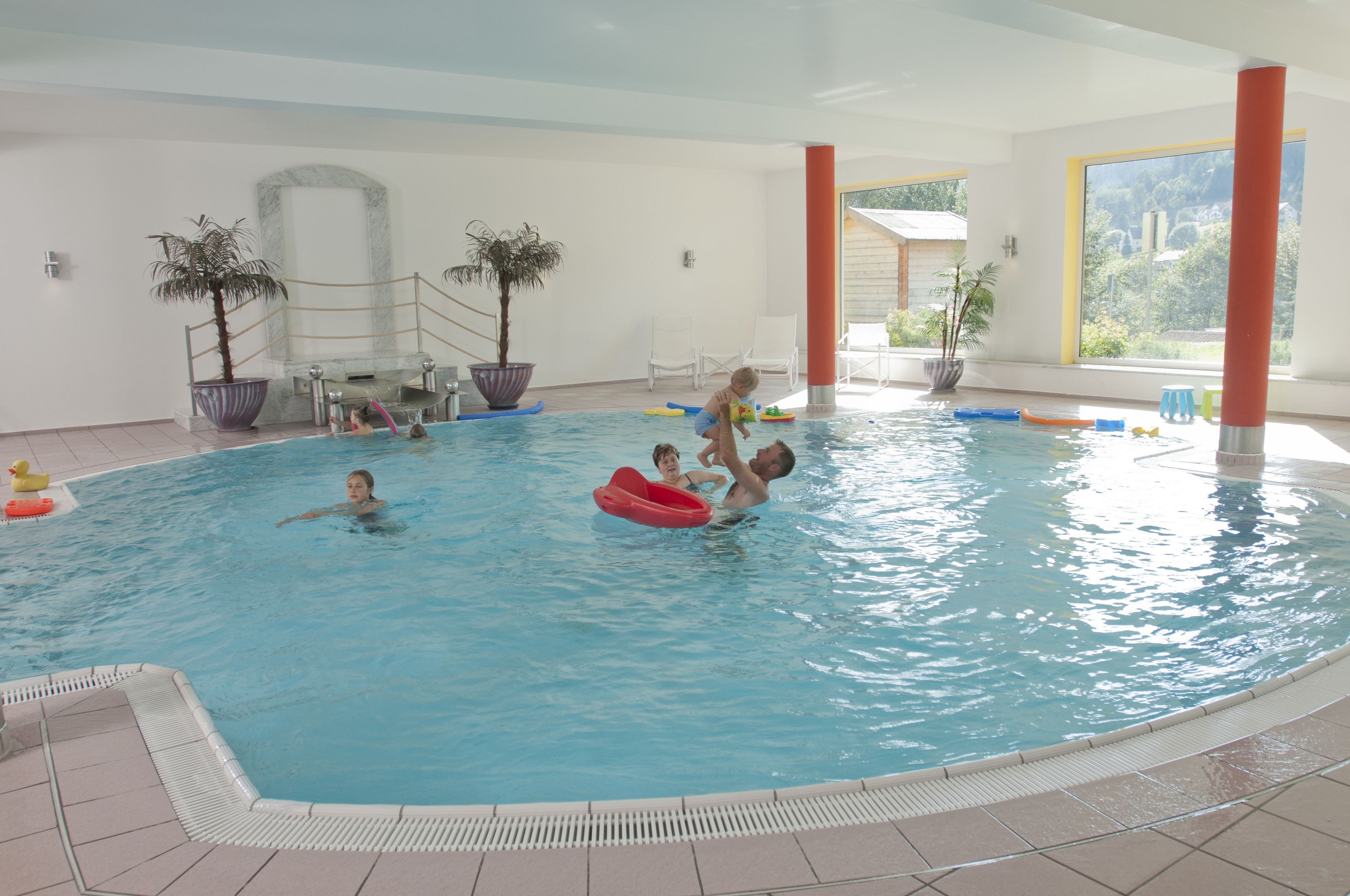 室内游泳池，07:30 至 21:30 开放，日光浴躺椅