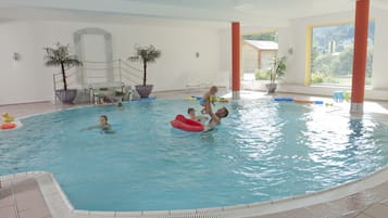 Innenpool, geöffnet von 07:30 Uhr bis 21:30 Uhr, Liegestühle