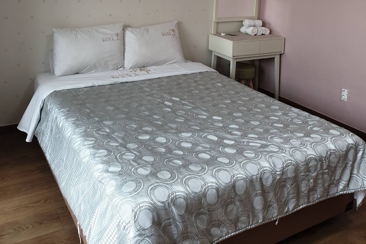 华丽客房 (KRW10,000 surcharge for extra bedding) | 折叠床/加床（额外收费）、免费 WiFi、床单