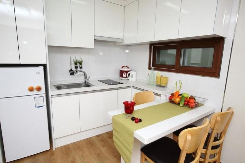 Private kitchen | Fridge, microwave, stovetop, electric kettle