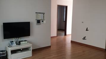 Suite (KRW10,000 surcharge for extra bedding) | Rollaway beds, free WiFi, bed sheets