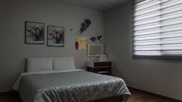 ํจ๋ฐ๋ฆฌ๋ฃธ A (์ธ์์ถ๊ฐ ์ ์นจ๊ตฌ๋ฅ KRW10,000 ๋ณ๋) | ๊ฐ์ด ์นจ๋, ๋ฌด๋ฃ WiFi, ์นจ๋ ์ํธ