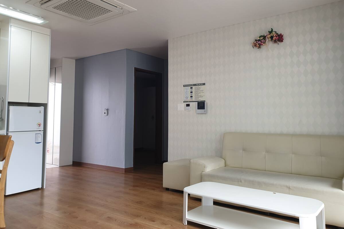 Family Room B (KRW10,000 surcharge for extra bedding) | 折叠床/加床（额外收费）、免费 WiFi、床单
