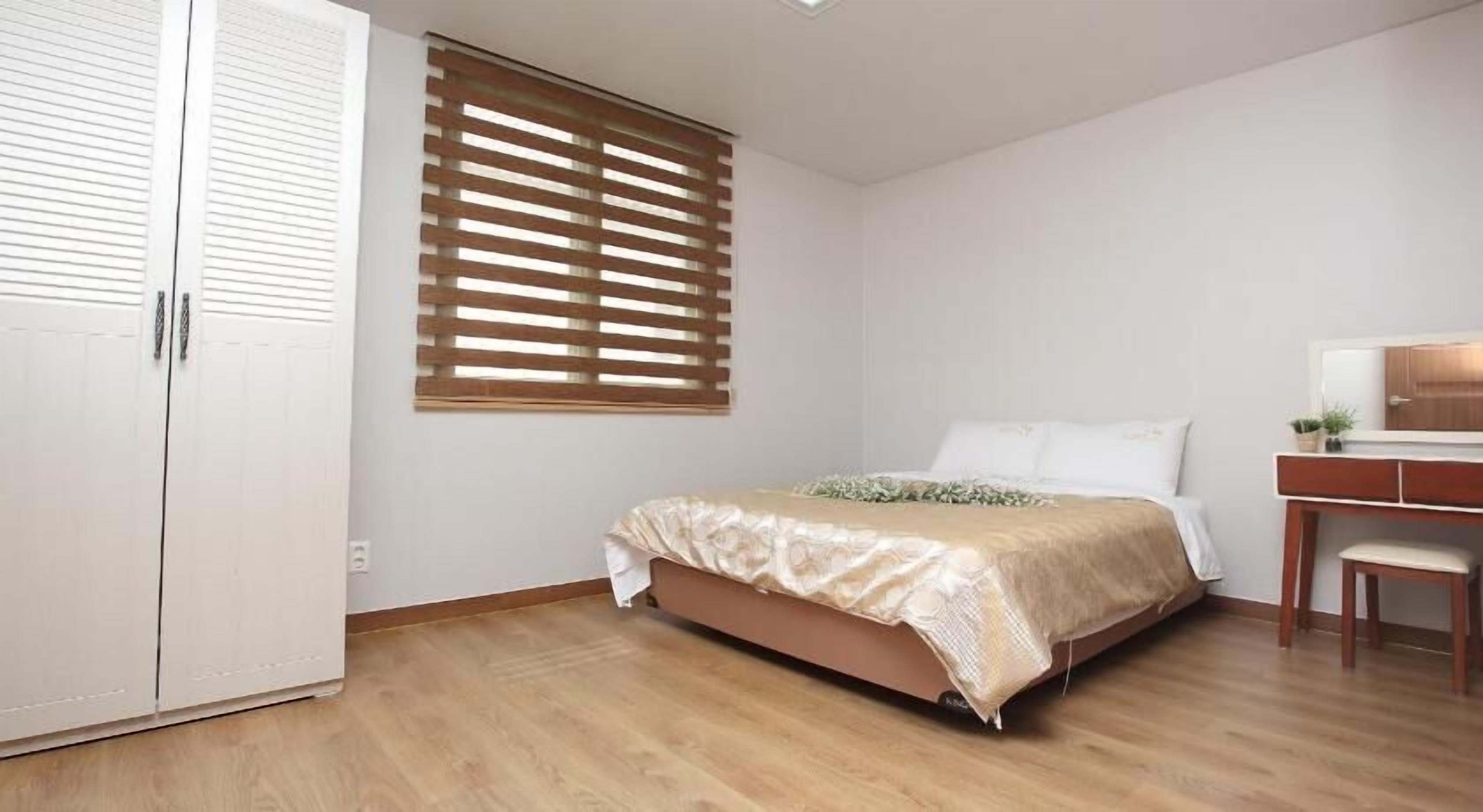 Rollaway beds, free WiFi, bed sheets