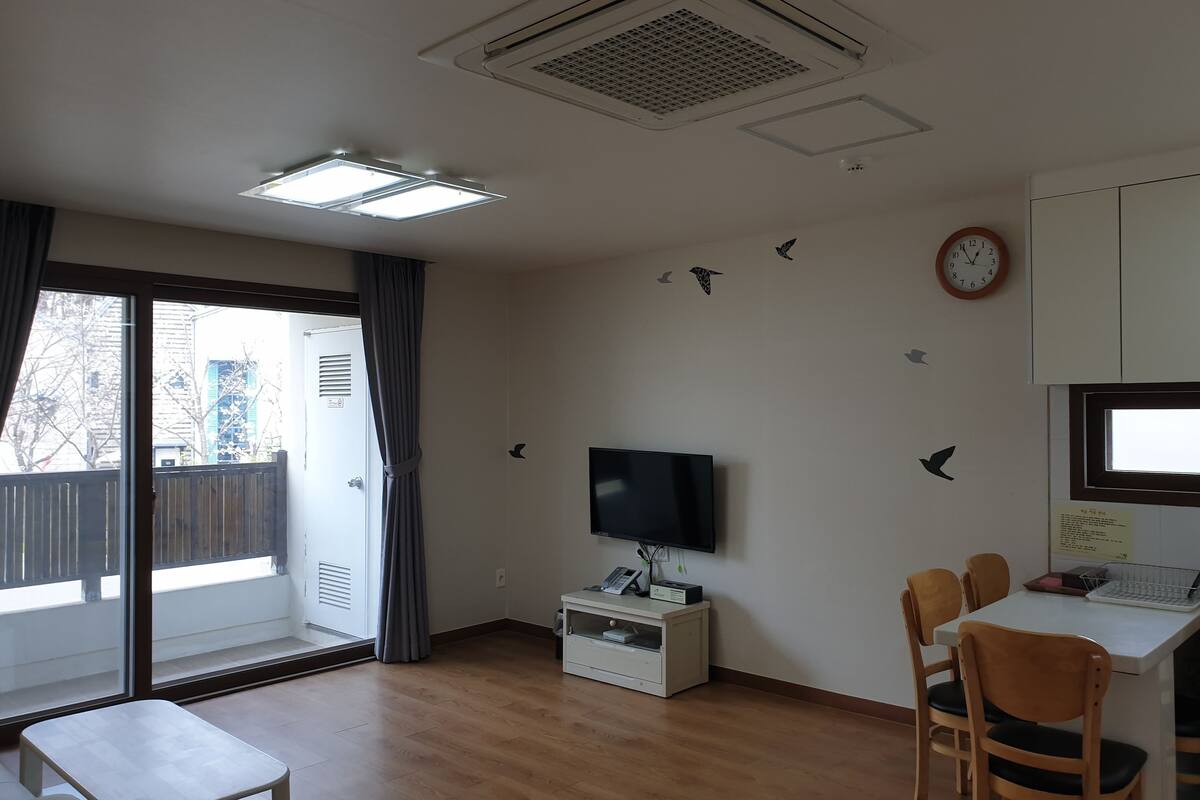 Family Room A (KRW10,000 surcharge for extra bedding) | 折叠床/加床（额外收费）、免费 WiFi、床单