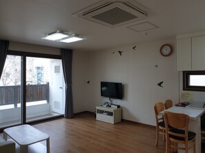 Family Room A (KRW10,000 surcharge for extra bedding) | Rollaway beds, free WiFi, bed sheets - Damyang Meta Pension (Damyang)