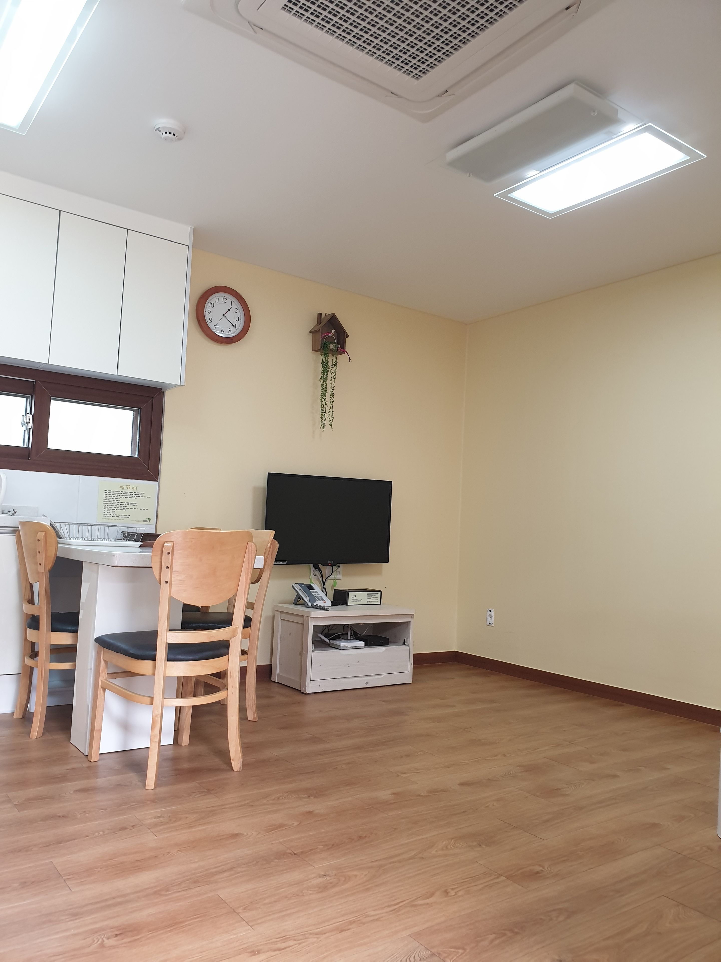 Deluxe Room (KRW10,000 surcharge for extra bedding) | Rollaway beds, free WiFi, bed sheets