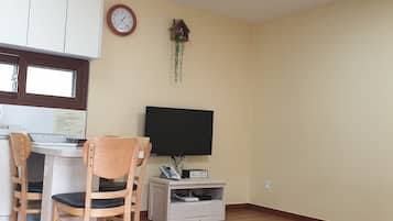 Deluxe Room (KRW10,000 surcharge for extra bedding) | Rollaway beds, free WiFi, bed sheets