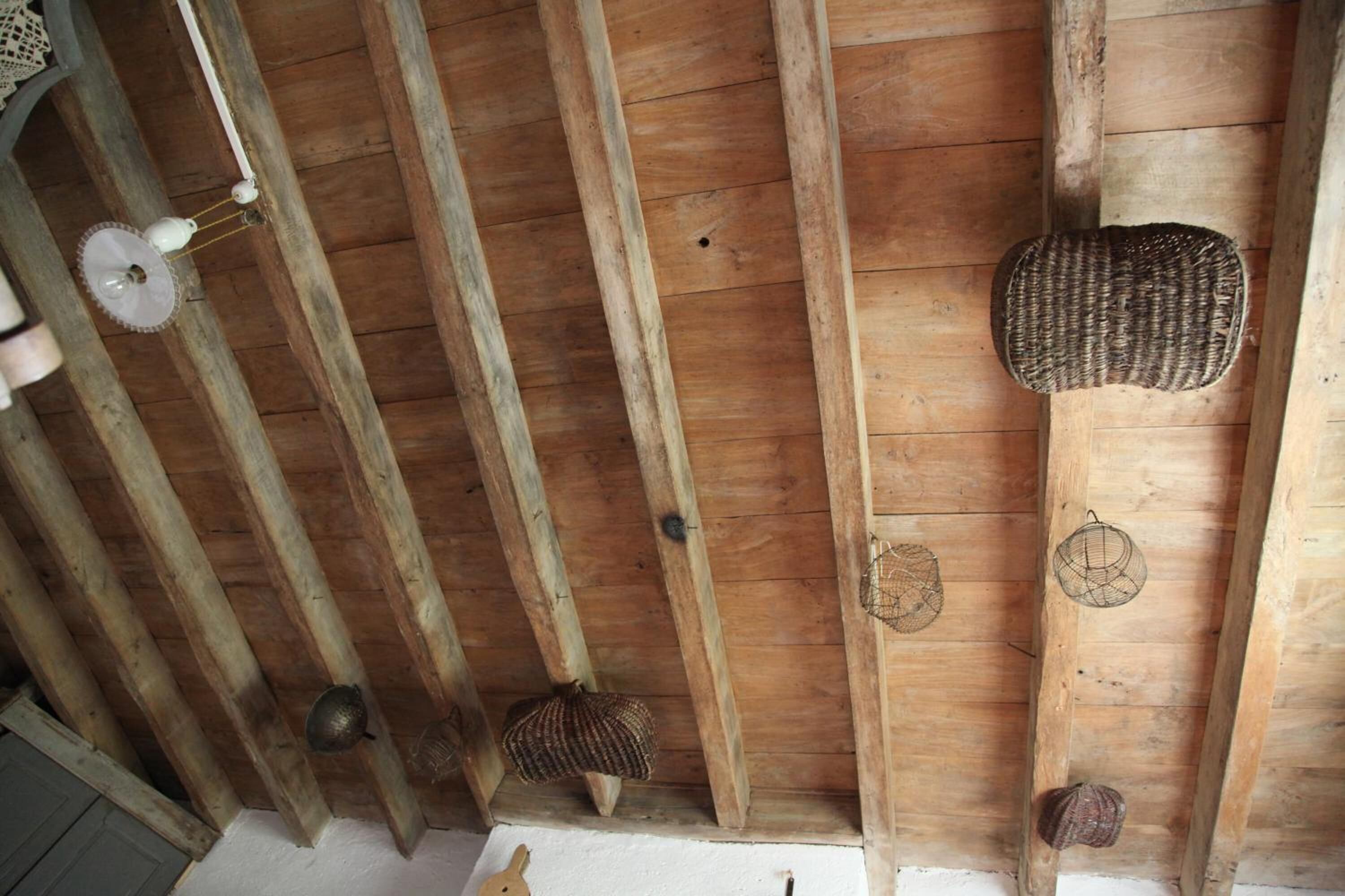 Shower, rainfall showerhead, free toiletries, towels