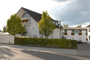 Front of property - Hotel Sterkel (Roedermark)