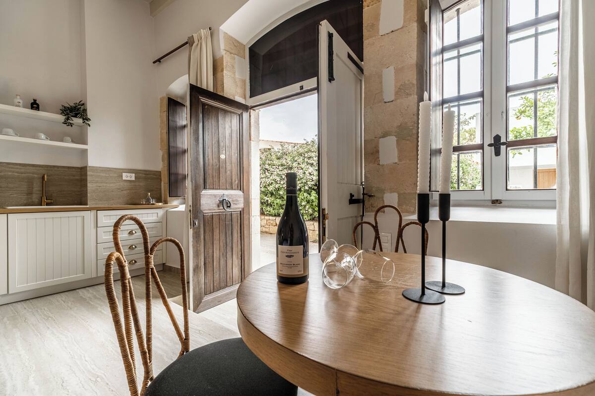 Studiosuite – deluxe | Oppholdsområde | En 24-tommers smart-TV med digitale kanaler samt TV og Netflix