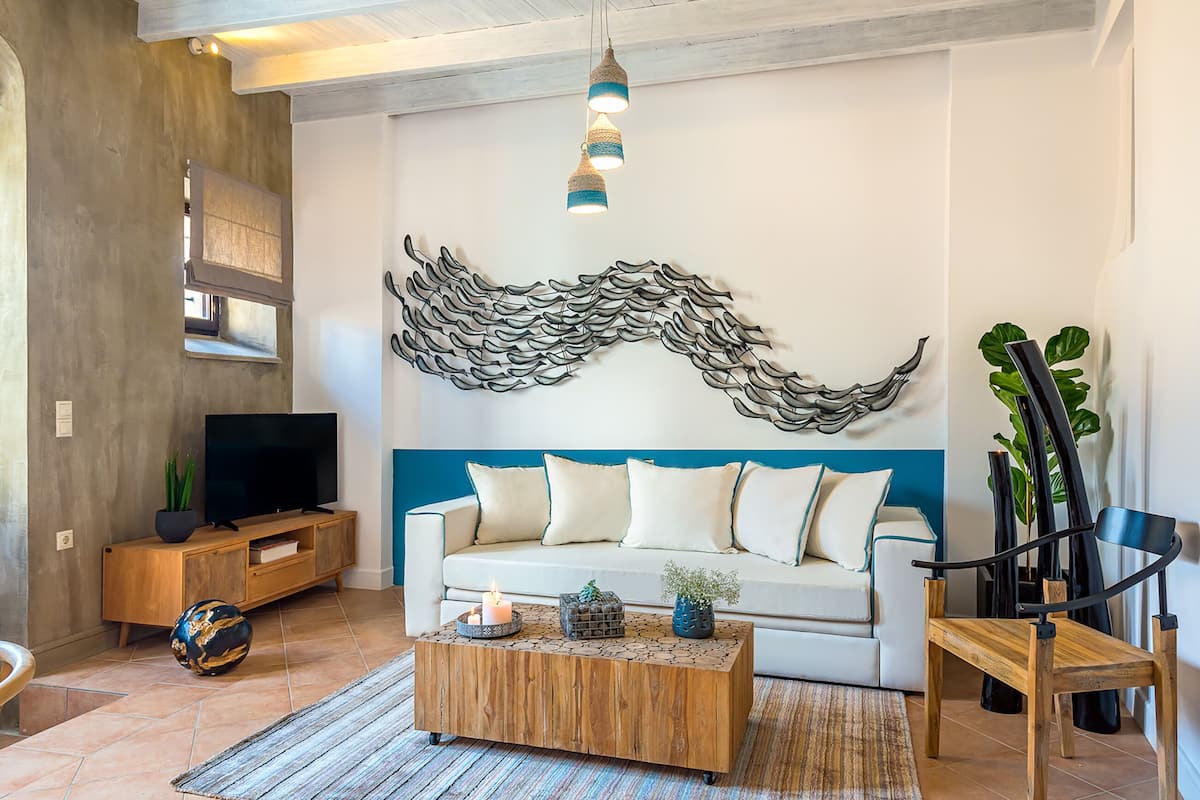 Suite – comfort | Oppholdsrom | En 24-tommers smart-TV med digitale kanaler samt TV og Netflix