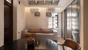 Studiosuite – design | Oppholdsområde | En 24-tommers smart-TV med digitale kanaler samt TV og Netflix