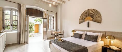 Deluxe Studio Suite | 1 bedroom, in-room safe, laptop workspace, blackout drapes