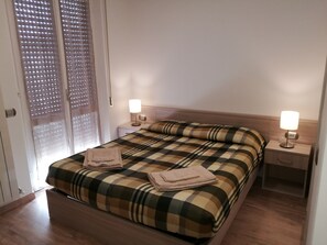 Habitación doble, Terraza | 1 habitación, ropa de cama de alta calidad, escritorio y insonorización 