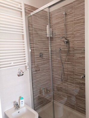 Double Room, Terrace | Bathroom shower - House degli Angeli Rooms (Assisi)
