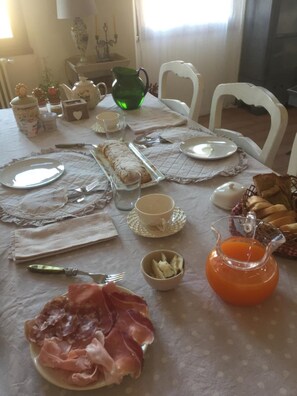 Tägliches inbegriffenes großes Frühstück