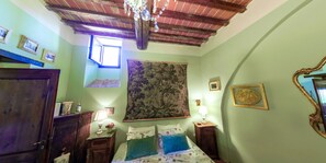 Dobbelt- eller tomannsrom, privat bad | 1 soverom, dundyner, skrivebord og strykejern/-brett