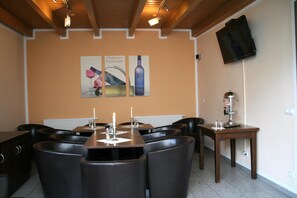 A restaurant with booth seating, a wooden ceiling, and wall-mounted artwork. - Hotel Zittauer Hof (Zittau)