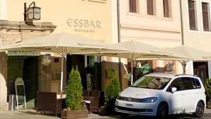 A hotel with a sign reading "Zittauer Hof" and "ESSBAR RESTAURANT" on the facade. There is a white car parked in front. - Hotel Zittauer Hof (Zittau)
