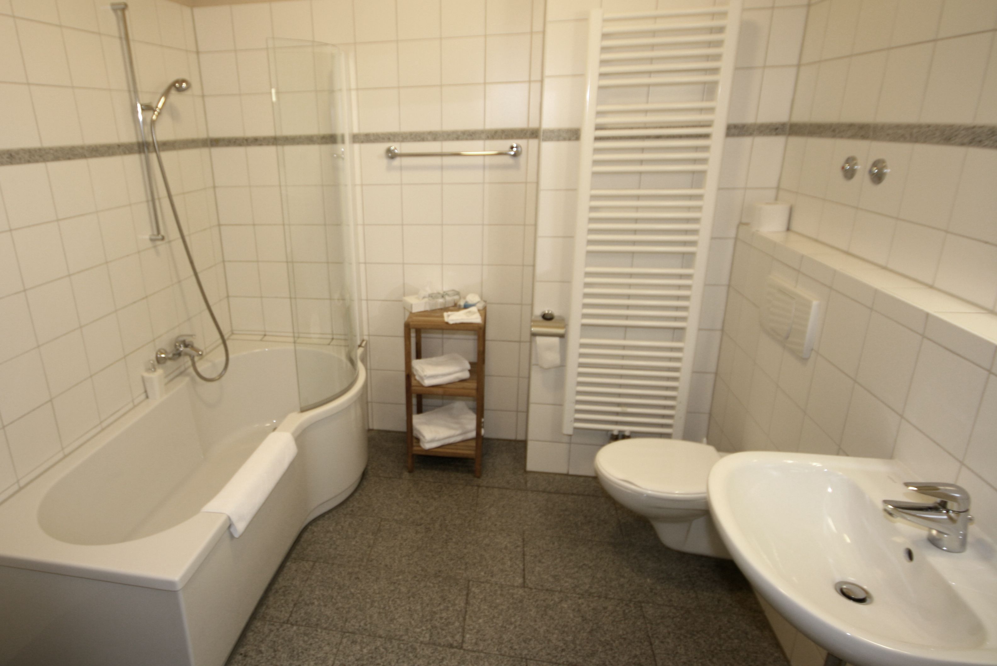 business double room | bathroom | free toiletries, hair dryer, towels