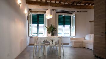 Apartment, 2 Schlafzimmer | Essbereich im Zimmer