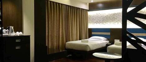 Executive Double or Twin Room, 1 Queen Bed, Non Smoking | Desk, laptop workspace, free WiFi, bed sheets