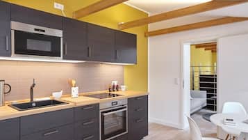 House (B) | Private kitchen | Fridge, microwave, oven, stovetop