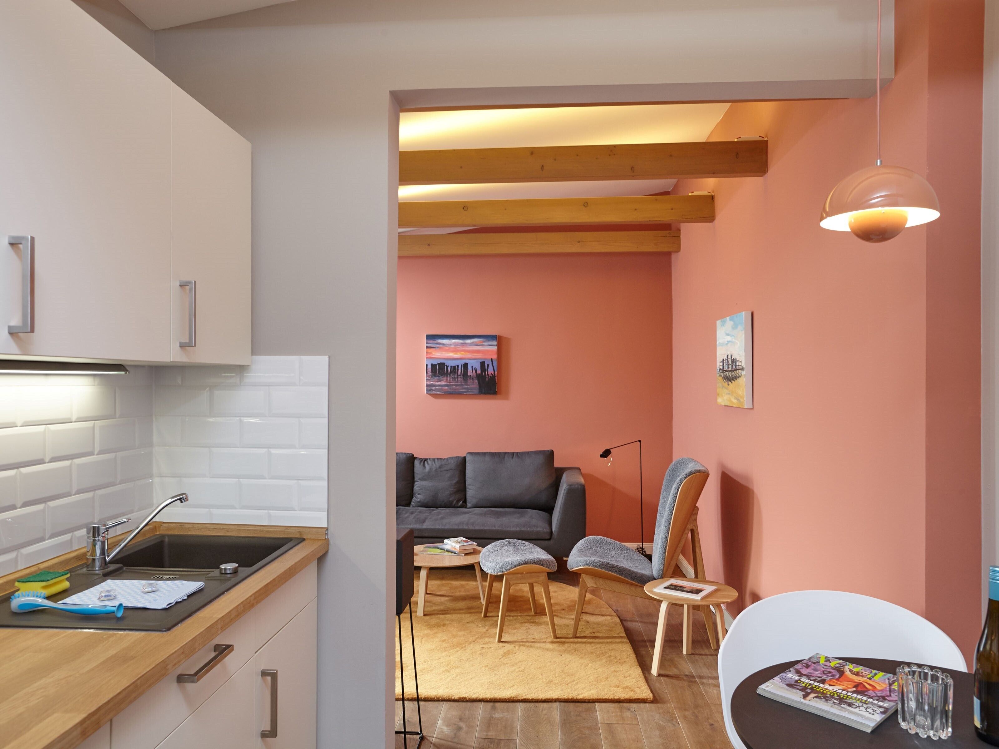 Eine moderne Küche mit Spüle, Schränken und einer Holzausziehtafel.