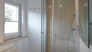 Apartamento (4 ) | Banheiro | Chuveiro, produtos de toalete grátis, secador de cabelo