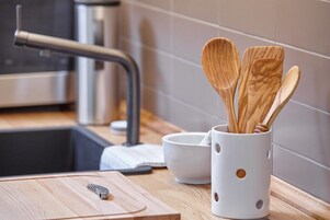 House (B) | Private kitchen | Fridge, microwave, oven, stovetop