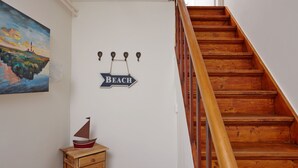 A staircase with wooden steps and a wooden handrail. - Ferienhäuser & Appartments Düneneck 6 (St. Peter-Ording)