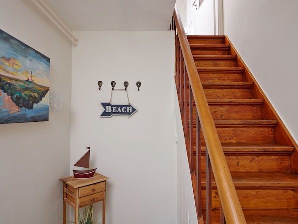 Una escalera con escalones y barandilla de madera.